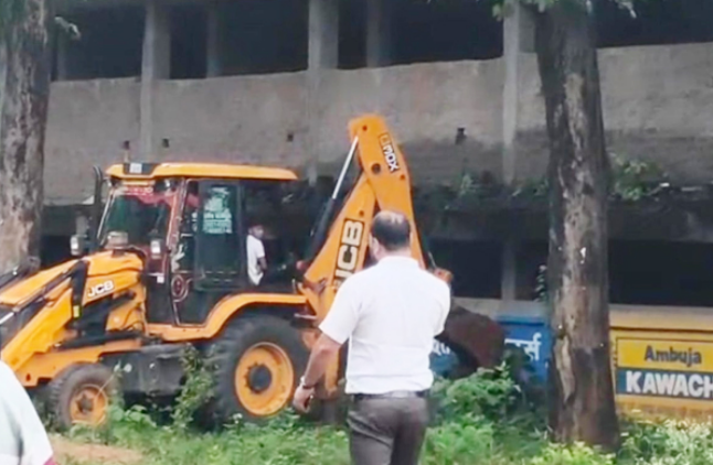 गरियाबंद में अवैध कॉम्प्लेक्स पर बुलडोज़र